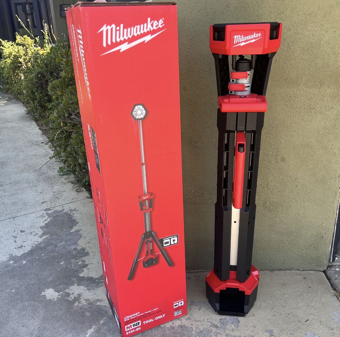 Milwaukee (2131-20) M18 18-Volt Lithium-Ion Cordless Rocket Dual Power Tower Light (Tool-Only)
