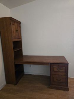 Desk in good condition PICK UP ONLY