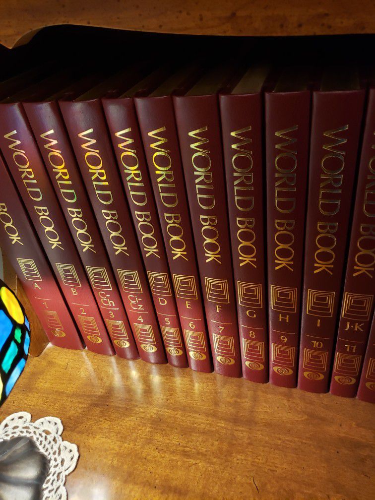 Complete Set Of 1993 Encyclopedias 