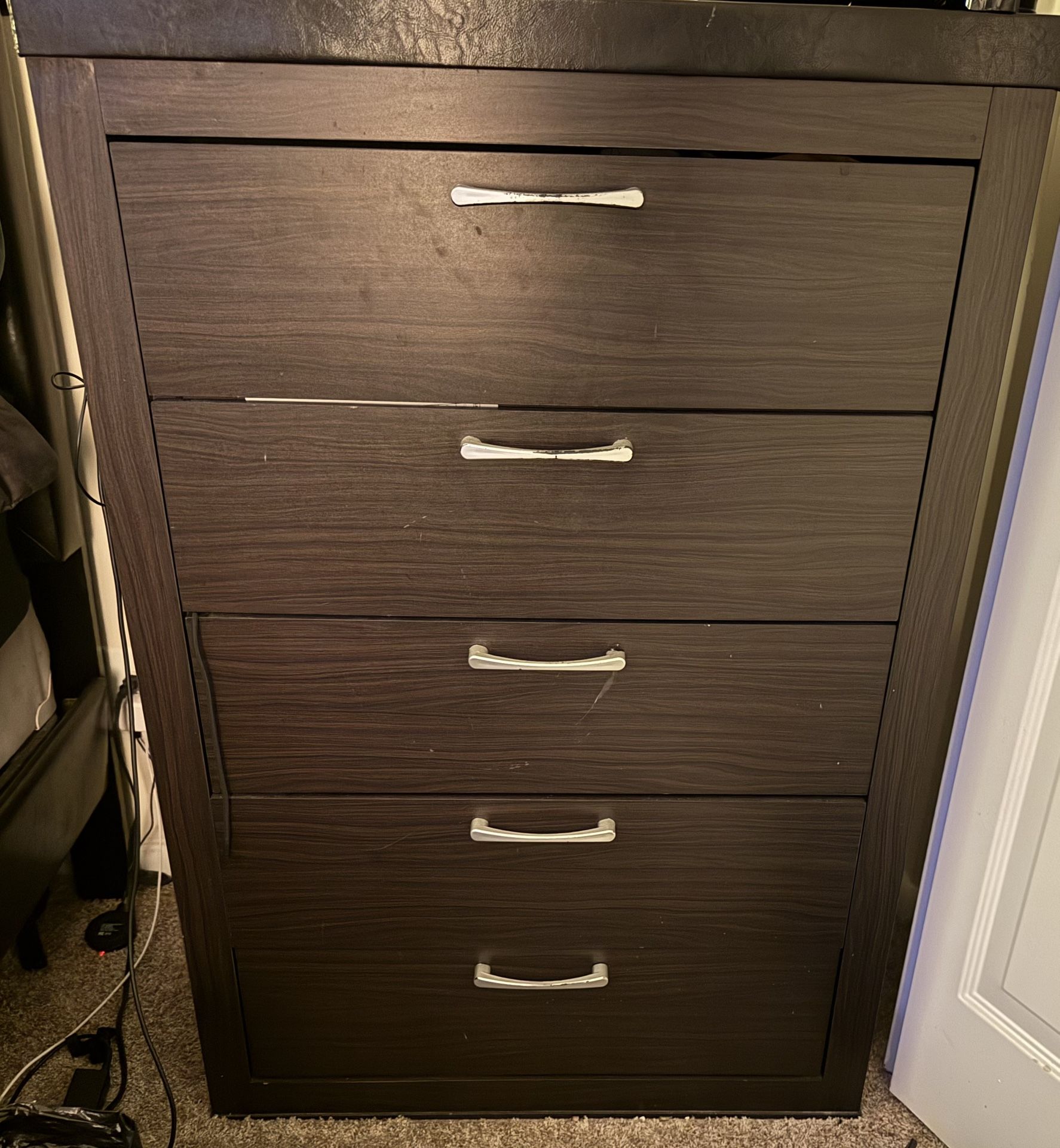 6 Drawer Dresser/5 Dresser/Matching mirror 