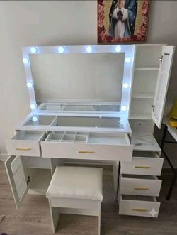 White Vanity Makeup Desk with Hollywood Mirror
