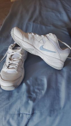 Nike court lite 2 woman's size 9 in very  good condition