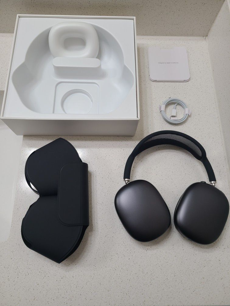 AirPods Max (Excellent condition, with the Box and all the accessories)