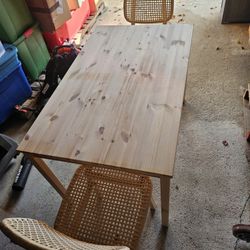 Beautiful Table/matching Chairs