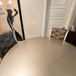 TABLE ROUND W/  4 Diamond Studded Chairs