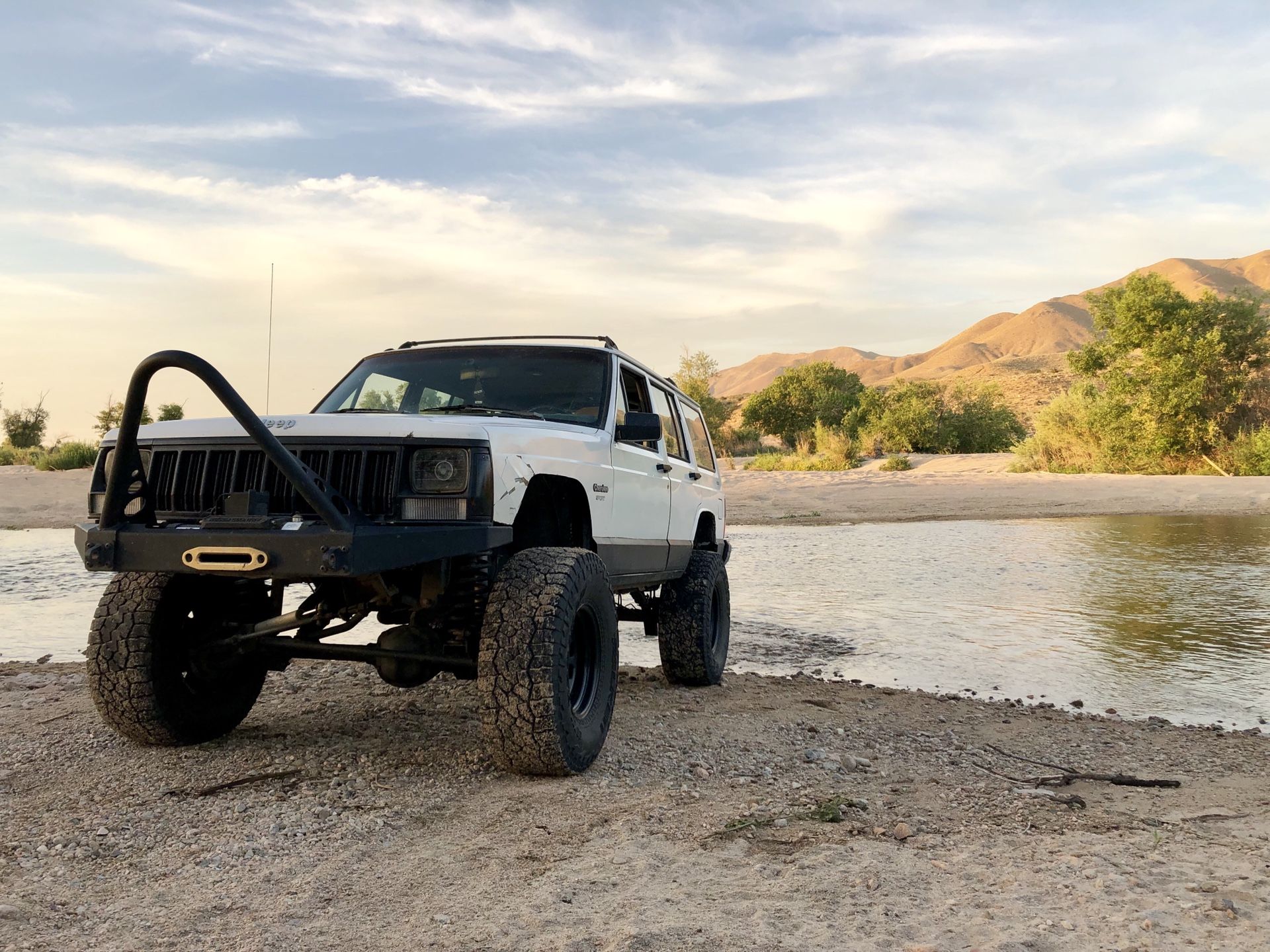 Rough Country XJ stinger bumper w/ RC 9500 winch