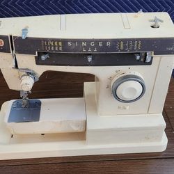 1980s Model 7105 Singer Sewing Machine