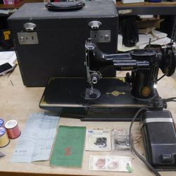 SINGER Portable Electric 221-1 Series Sewing Machine Complete- Runs used.  everything seems to be working fine, i don't know how to saw, but it does r