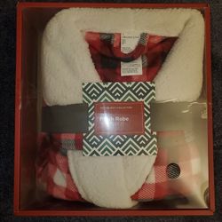 The Holiday Collection Plush Robe Size L/XL