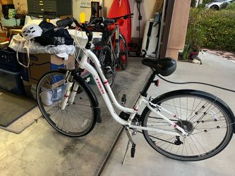 Young women‘s Trek bike