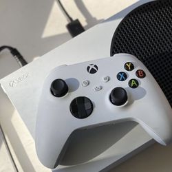 Xbox One Series S And Monitor 