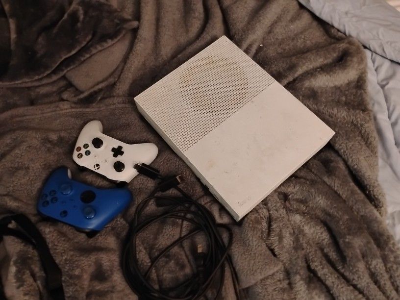 Xbox One W Two Controllers 