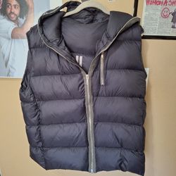 Rick Owens Strobe Puffer Vest FW22 – Black – Size 52 (Large) – Hood – Made in Italy

Step into the world of avant-garde street luxury with this 
