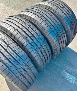 225 65 17 Michelin tires Con 80% de Vida Las 4