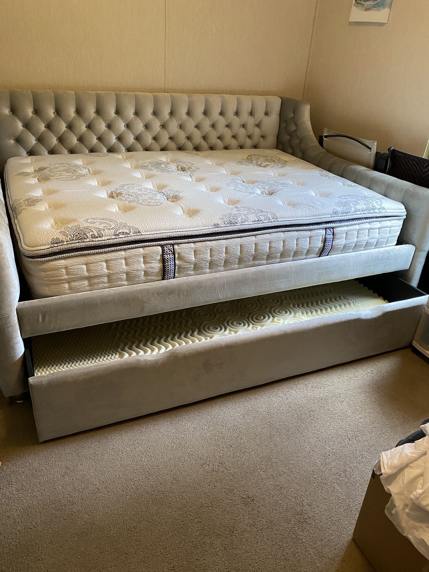 Full Size Daybed With Twin Trundle & Mattress