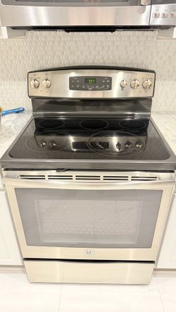 GE Stainless Steel Electric Range with Glass Cooktop – Excellent Condition