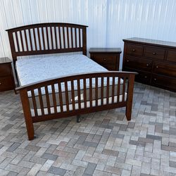 Beautiful Queen size bedroom set, mattress and boxspring included for free. Delivery available