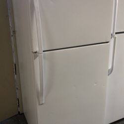 Whirlpool Top Freezer Refrigerator Apartment Size With Ice Maker  