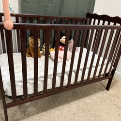 Crib with mattress and sheets in excellent condition