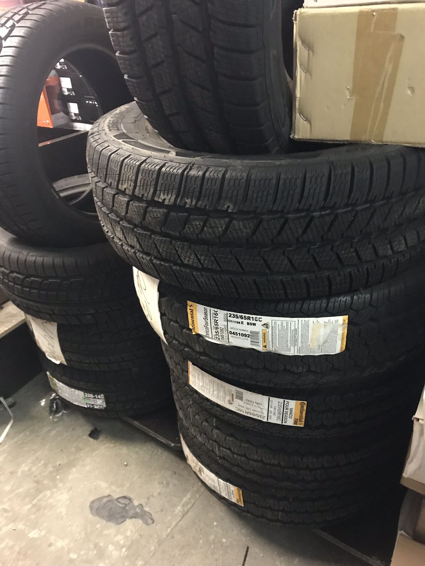 Comercial cargo. Tires