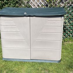Rubbermaid Large Horizontal Outdoor Storage Shed In Good Condition 