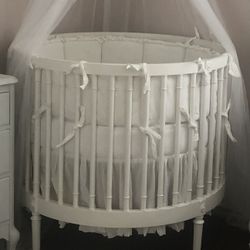 Restoration Hardware Ellery round Crib White