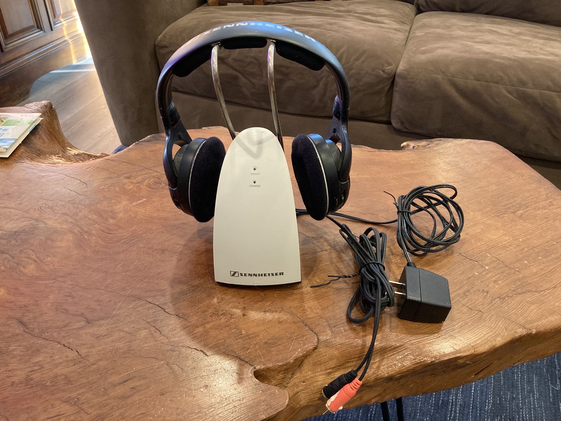 Sennheisser Wireless Headphones With Stand And Charger