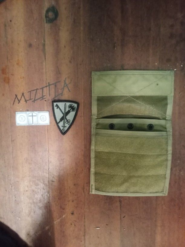 Military MOLLE Pocket GP MBSS Lightholder