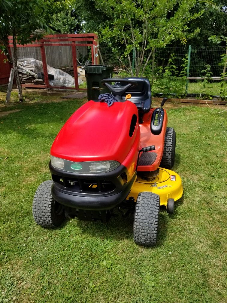 Riding Lawn Tractor Scott's L1746