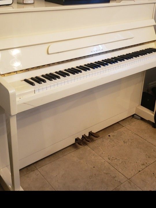 Piano (Upright Samick)
