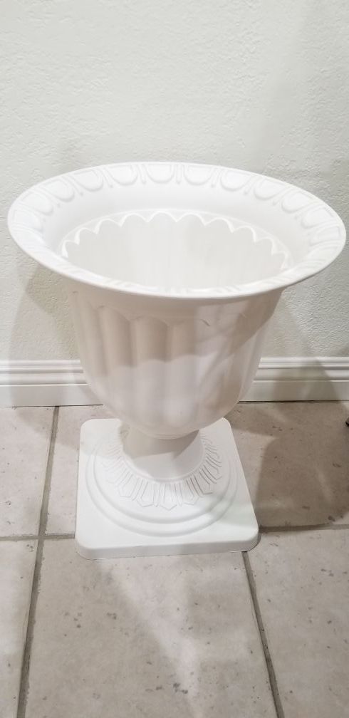 Tall white plastic pedestal vase / pot perfect for wedding or other event flower centerpiece