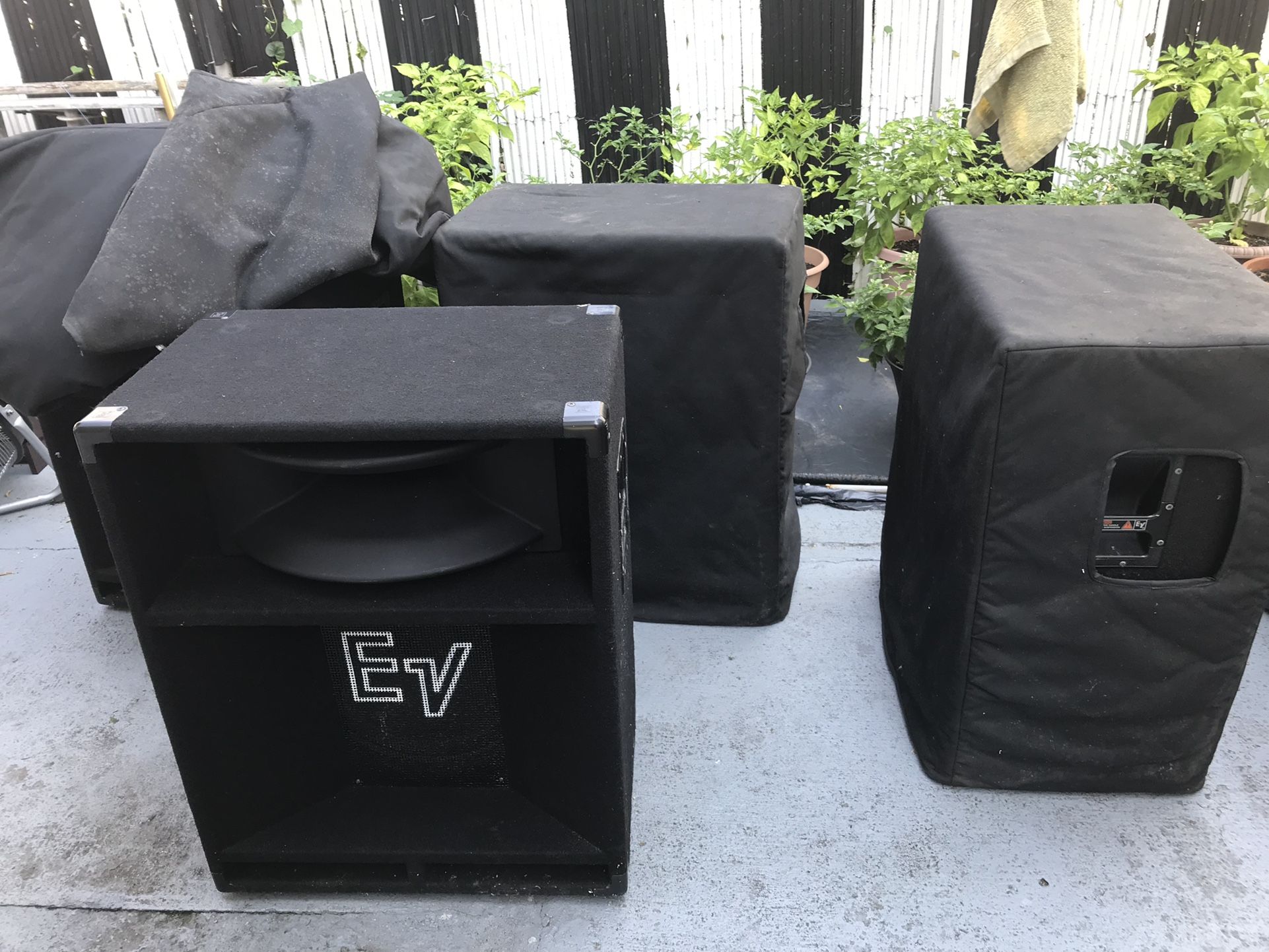 Electro-Voice SH-1502ER Stage system speakers for Sale in Queens Electro-Voice SH-1502ER Stage system speakers for Sale in Queens