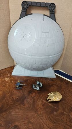STAR WARS: Mattel Hot Wheels Star Wars Death Star Play Case W/2 FMfighters & metal Millennium Falcon key chain, firm.