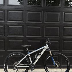 Diamondback AXIS Mountain Bike 27.5