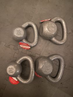 Set of 4 kettlebells, 2x10, 2x15 new