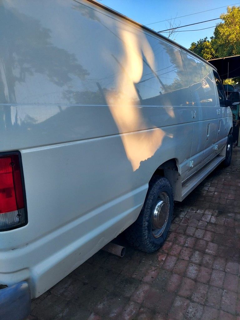 2000 Ford E-350