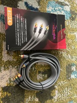 Este es un Cable de Video por Componentes Rocketfish de 8 pies (2.4m), modelo RF-G1208.
