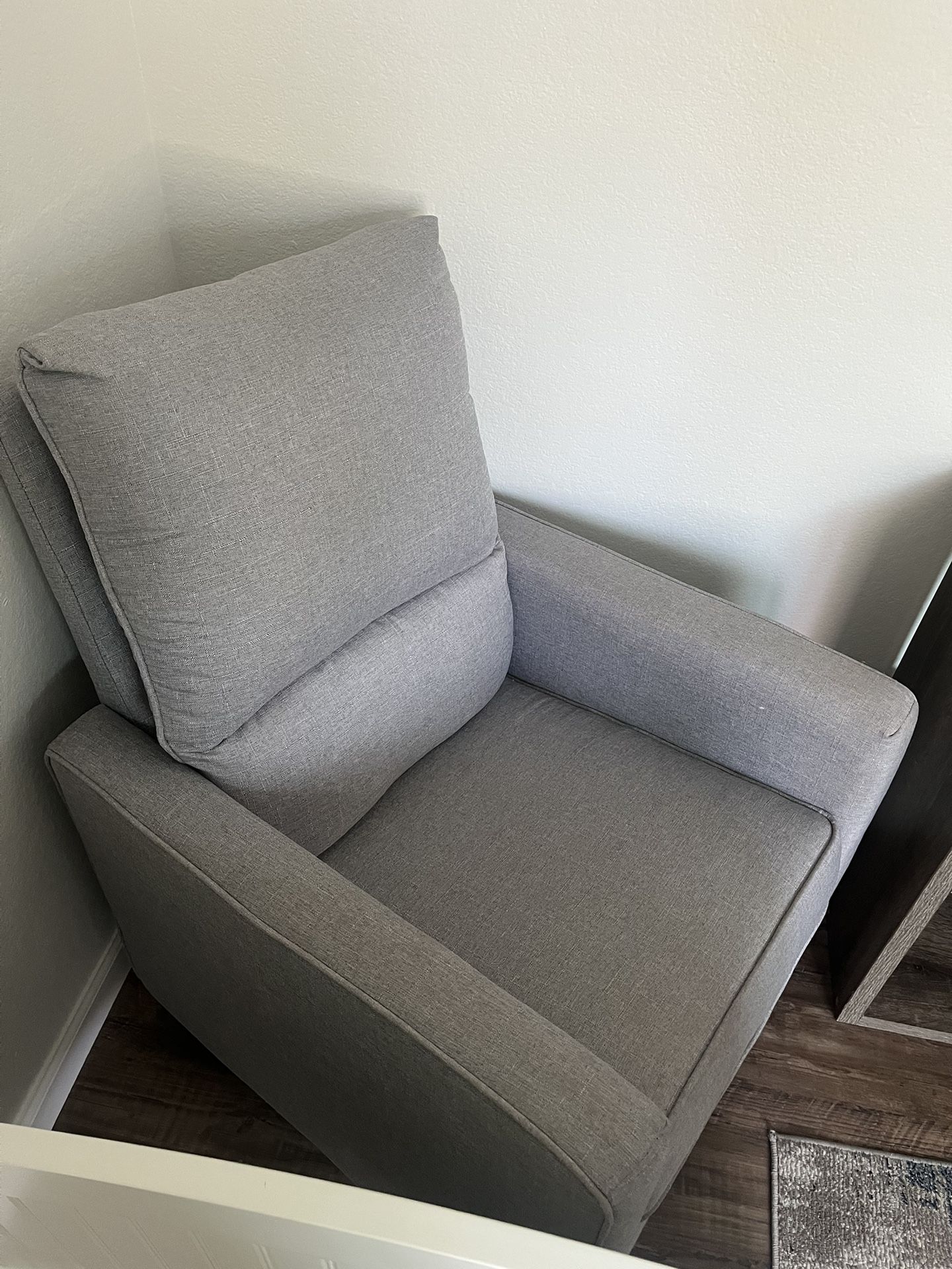 Nursery Glider Chair - Great Condition 