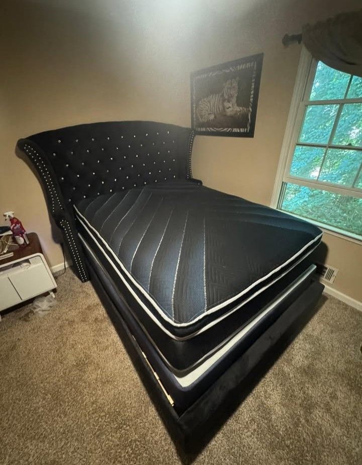 BRAND NEW QUEEN BED & 14" PILLOWTOP MATTRESS!! DELIVERY AVAILABLE!!