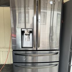 LG Refrigerator Everything Works 