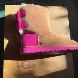UGG  BAILEY BOW 