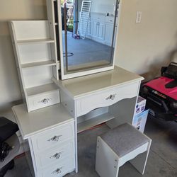 Beautiful Princess vanity with mirrow