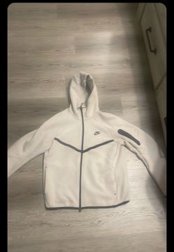 Whiteish nike tech