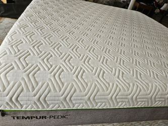 Tempur-Pedic Hybrid
King Size Mattress
And Box Springs
In good conditions
400 dlls free delivery