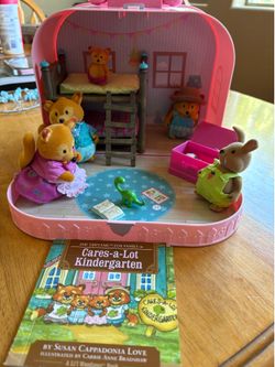 Li’l Woodzeez Tippy Tail Fox Family Suitcase Playset