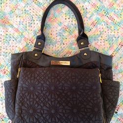 ❤️ PETUNIA PICKLE BOTTOM, Black Quilted Diaper Bag with Gold Hardware & Adjustable Shoulder Strap for Baby! ❤️🍼❤️ Gently Pre-Loved Condition!