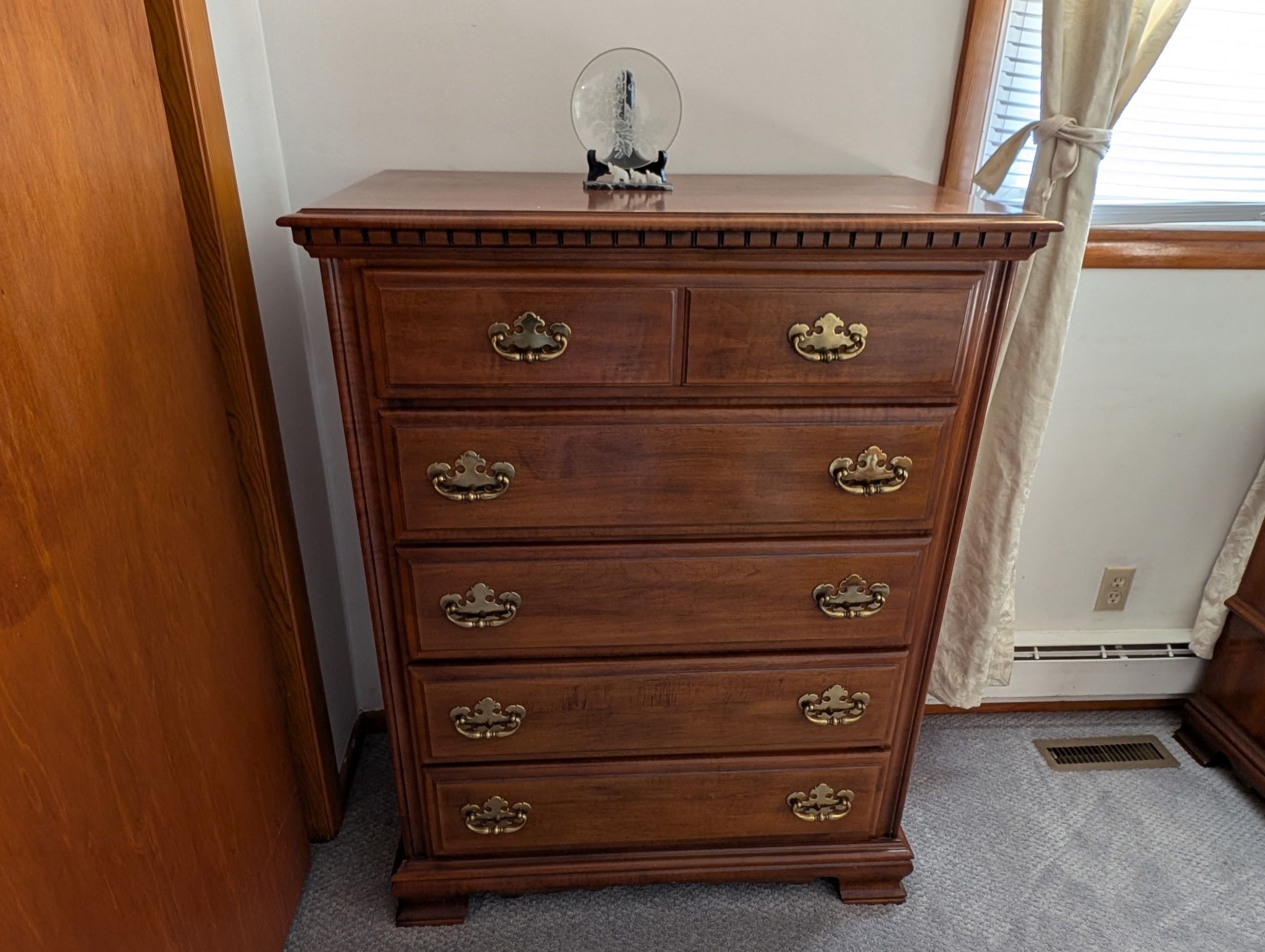 Very Good Condition Bedroom Dresser Set!!