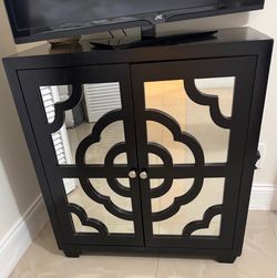 Chest with mirror