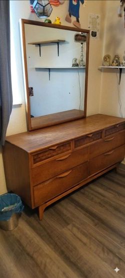 Lane Brand Low-rise Dresser and Mirror Set