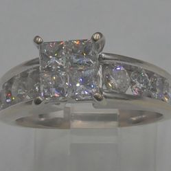 14KT WHITE GOLD ENGAGEMENT RING SIZE 8 7.5 GRAMS W APPROXIMATELLY 2 CARAT TOTAL.PRE OWNED. VERY GOOD CONDITION. 886429-1. 